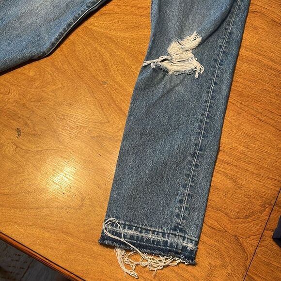 Levi's 501 Straight Ankle Cropped Jeans with Distressed Knee - Picture 4 of 9